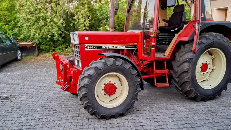 UNIVERSAL KIT FRONT HYDRAULICS 2KAT FOR TRACTOR 1500KG - RED (RAL 3000)